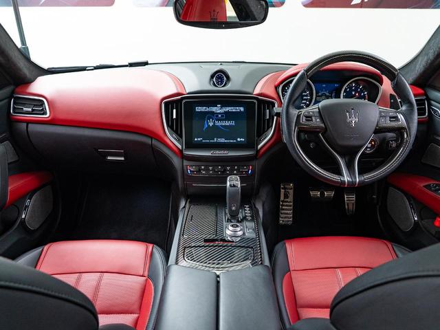 ギブリ リベッレ 認定保証2年付 国内限定30台 インテリアカーボンPKG ドライバーアシスタンスPKG フルカーボンキット サンルーフ ドリルドフルプレミアムレザー アルカンタラヘッドライニング B&Wサウンド(6枚目)