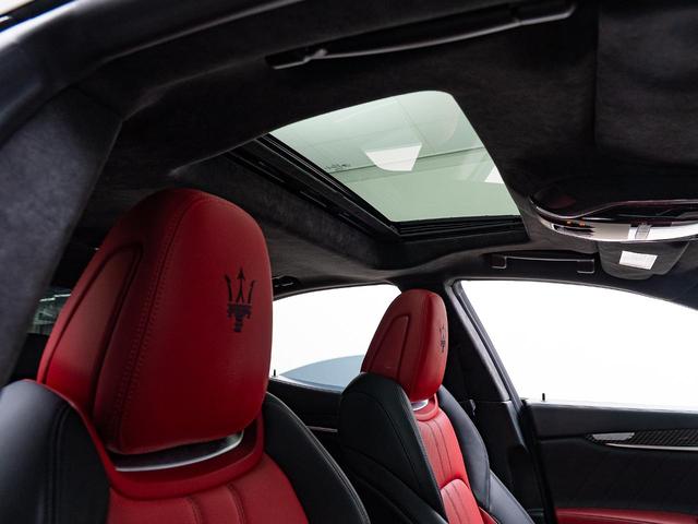 ギブリ リベッレ 認定保証2年付 国内限定30台 インテリアカーボンPKG ドライバーアシスタンスPKG フルカーボンキット サンルーフ ドリルドフルプレミアムレザー アルカンタラヘッドライニング B&Wサウンド(7枚目)