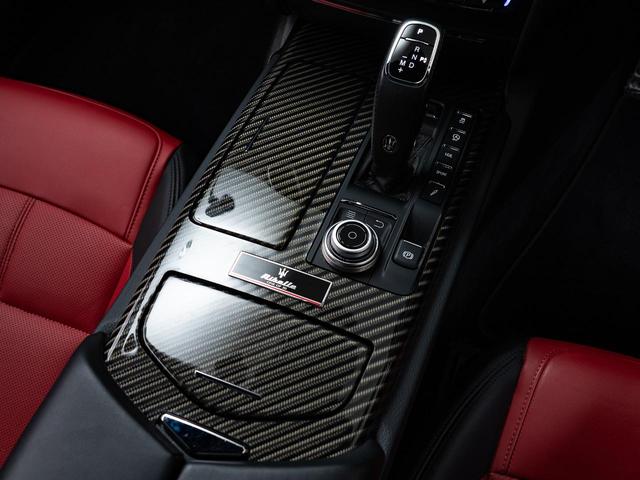 ギブリ リベッレ 認定保証2年付 国内限定30台 インテリアカーボンPKG ドライバーアシスタンスPKG フルカーボンキット サンルーフ ドリルドフルプレミアムレザー アルカンタラヘッドライニング B&Wサウンド(8枚目)