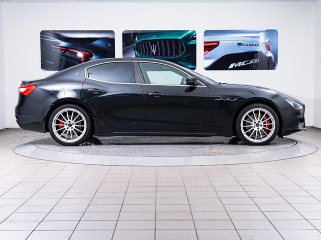 ギブリ リベッレ 認定保証2年付 国内限定30台 インテリアカーボンPKG ドライバーアシスタンスPKG フルカーボンキット サンルーフ ドリルドフルプレミアムレザー アルカンタラヘッドライニング B&Wサウンド(18枚目)