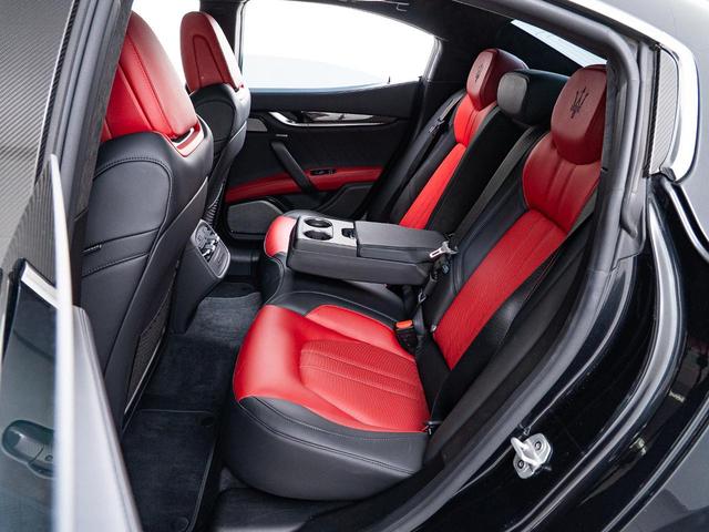 ギブリ リベッレ 認定保証2年付 国内限定30台 インテリアカーボンPKG ドライバーアシスタンスPKG フルカーボンキット サンルーフ ドリルドフルプレミアムレザー アルカンタラヘッドライニング B&Wサウンド(56枚目)