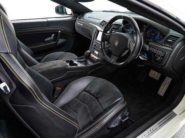 マセラティのレザーシート。高次元の快適性が提供されながらも、スポーティーなインテリアの演出に貢献。