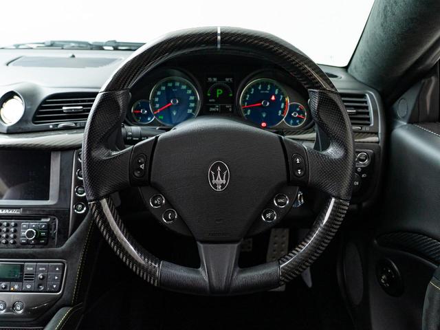 握るものを『興奮』へと導くステアリング。レースで培ったハイパフォーマンスなドライビングを体験。