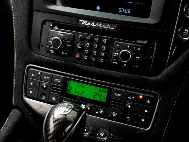 綺麗に並んだボタン配置、シンプルでいて美しいコンソール周りになります。