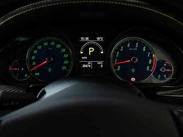 メータ―もシンプルなデザインで視認性良く運転が出来ます。