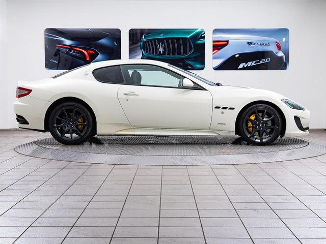 どこまでもクーペスタイルにこだわったマセラティらしい美しいサイドビュー