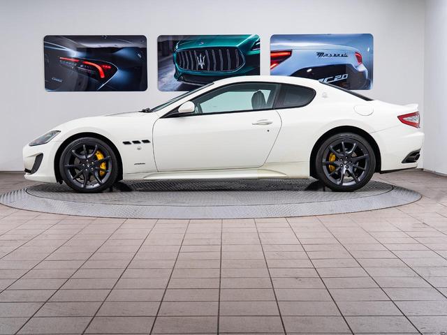 ビアンコエルドラドのカラーを選択。鮮やかなお色味を楽しんでいただけます。