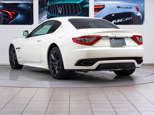 左後から見たデザインはクォーターの流麗なデザインが美しく特徴的です。