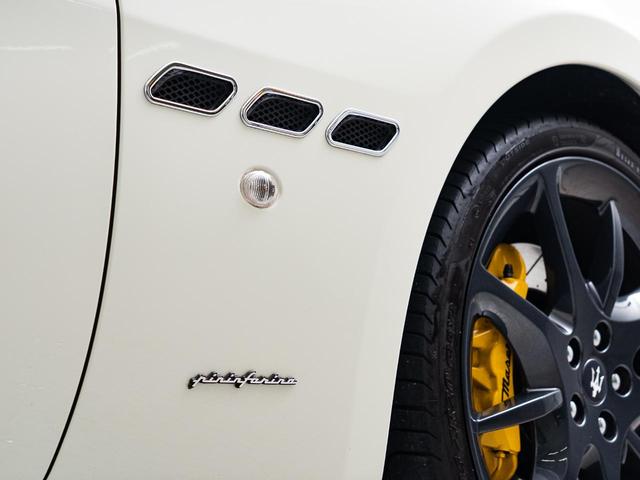 マセラティ伝統の三連サイドダクト。進化と不変が融合するマセラティならではのこだわり。