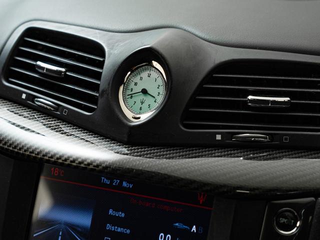 こちらもマセラティの伝統クロック。ディティールの中に特別な時間の始まりを予感します。