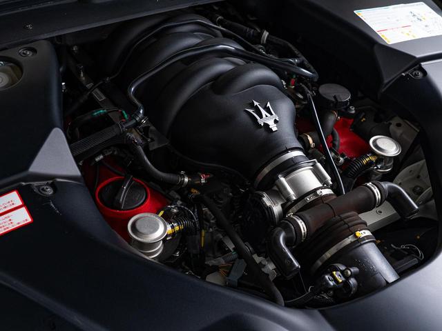 マセラティの１００年以上の歴史が詰まった、４．７リッターＶ８自然吸気エンジン。是非店頭でその走りやエギゾーストを、肌で、耳でご体感ください。