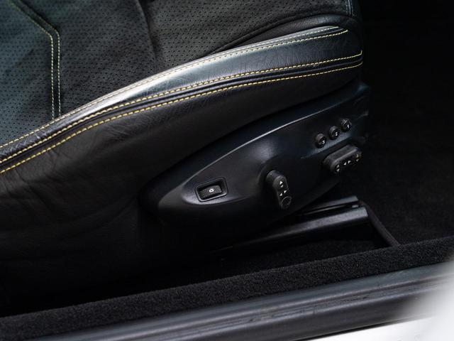 シートメモリー機能を搭載。シートヒーターも装備しておりますので利便性に長けております。