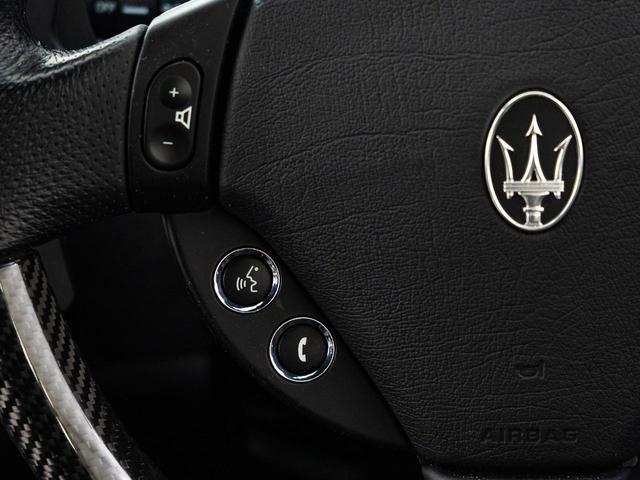 ステアリングスイッチにて電話の応答が可能。