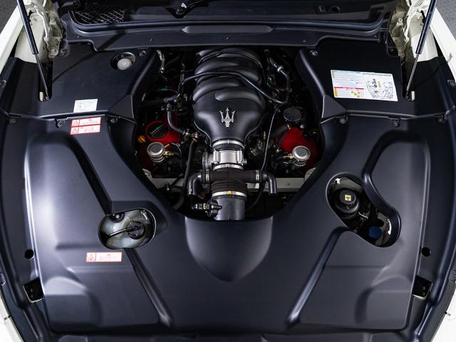 エンジン内も綺麗に展示しております。