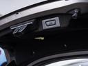 電動テールゲートはボタン1つで楽々に開閉が可能です。