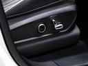 電動シートは運転中でも安全にシートポジションの設定が可能です。