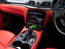スポーツ　認定保証１年付　カーボンダッシュボード＆ドアパネルトリム　メタリックペイント　ダッシュボード＆リアシェルフカラードレザー　ブラックルックヘッドライト　ヘッドレストトライデントステッチ　レッドキャリパー（49枚目）