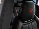 ヘッドレストトライデントステッチロゴが内装の印象を更に引き締めます