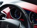 カーボンスポーツステアリングを装備。