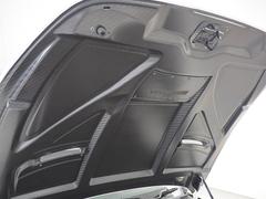 ＭＣストラダーレではボディ軽量化、強度の強化のためカーボンの裏側にはカーボンが使用されております。 7