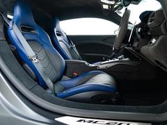 黒を基調としたインテリアにカーボンがとても映えます。ブルーカラーのシートはブレーキキャリパーと同色のブルーでアクセントに。 4