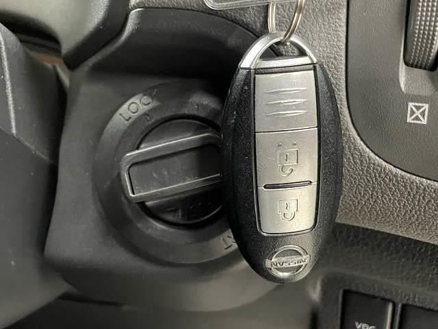 【スマートキー・】キーを身につけている状態であれば、ドアに付いているスイッチを押すだけで、ドアロックの開閉ができる機能。エンジン始動も便利ですね♪