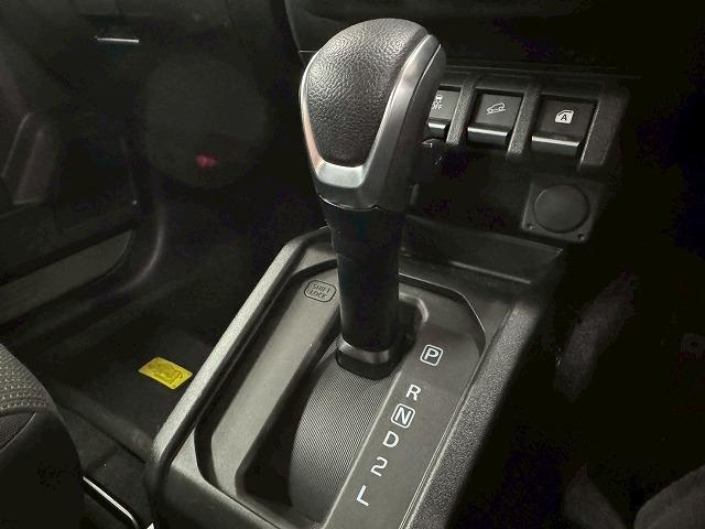 ジムニー ＸＣ　７インチナビ／シートヒーター／衝突軽減ブレーキ／クルーズコントロール／電動格納ミラー／レーンキープアシスト／ダウンヒルアシスト／スマートキー／プッシュスタート／ＬＥＤヘッドライト／純正１６インチアルミ（69枚目）