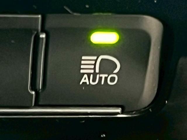 プリウス Ｓ　純正７インチナビ／追従クルーズ／ＬＥＤヘッド／オートマチックハイビーム／バックカメラ／横滑り防止機能／スマートキー／プッシュスタート／ＥＴＣ車載機／オートエアコン／オートライト／ステアリングスイッチ（6枚目）