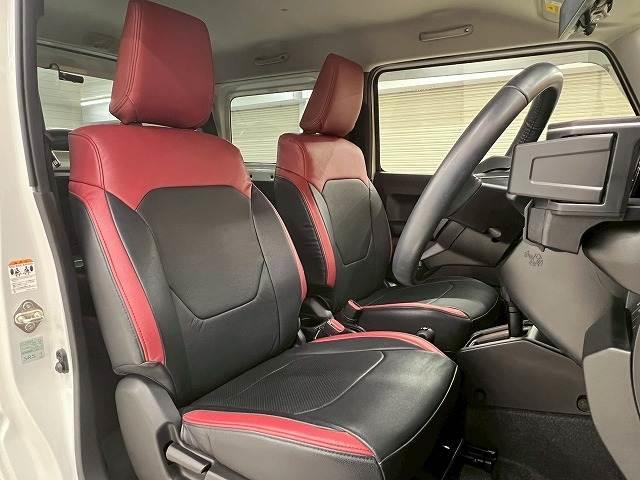 各ブランドのシートカバー取り扱っております、また弊社オリジナルフロアマットもございます。自慢の愛車をアレンジしましょう☆