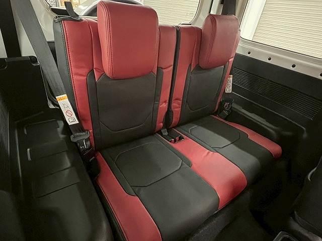 セカンドシートはリクライニング可能でくつろぎの空間。大人二人が乗っても十分なスペースが確保されております。