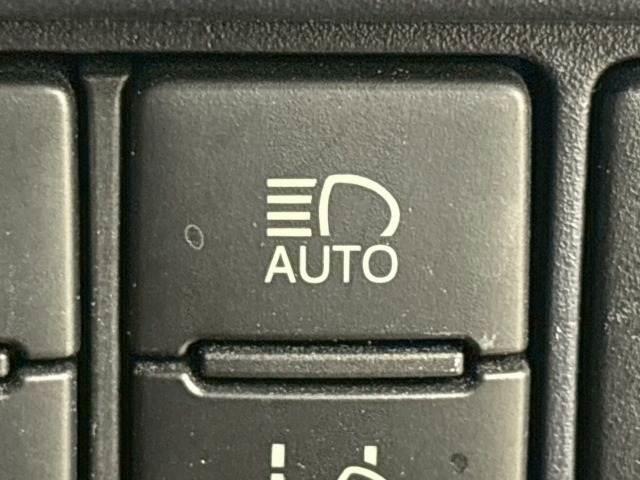 ノア ハイブリッドSi 純正ナビ/フリップダウン/両側電動パワスラ/フルセグ/ETC/バックカメラ/ステアリングリモコン/レーンキープアシスタンス/スマートキー/プッシュスタート/オートライト/フロントフォグランプ(8枚目)