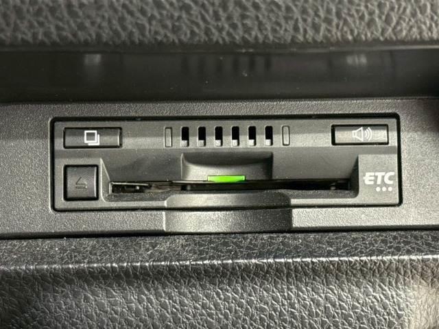 ノア ハイブリッドSi 純正ナビ/フリップダウン/両側電動パワスラ/フルセグ/ETC/バックカメラ/ステアリングリモコン/レーンキープアシスタンス/スマートキー/プッシュスタート/オートライト/フロントフォグランプ(11枚目)