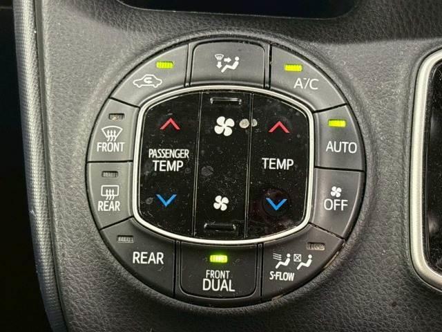 ノア ハイブリッドSi 純正ナビ/フリップダウン/両側電動パワスラ/フルセグ/ETC/バックカメラ/ステアリングリモコン/レーンキープアシスタンス/スマートキー/プッシュスタート/オートライト/フロントフォグランプ(12枚目)