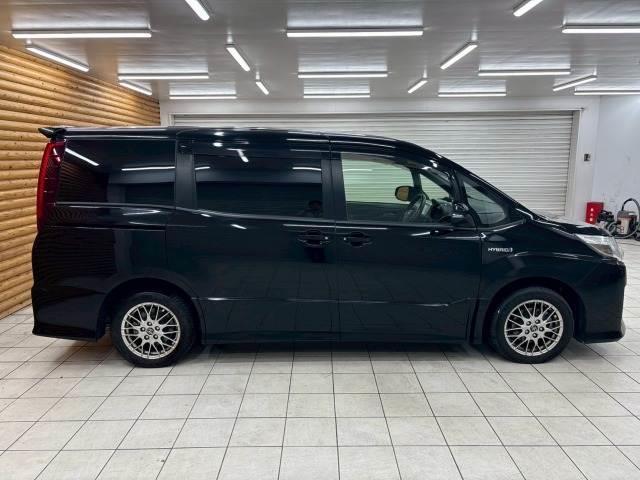 ノア ハイブリッドSi 純正ナビ/フリップダウン/両側電動パワスラ/フルセグ/ETC/バックカメラ/ステアリングリモコン/レーンキープアシスタンス/スマートキー/プッシュスタート/オートライト/フロントフォグランプ(18枚目)