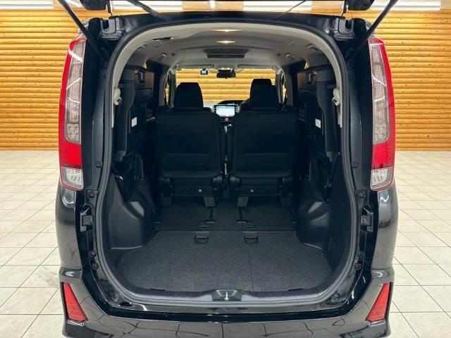 ノア ハイブリッドSi 純正ナビ/フリップダウン/両側電動パワスラ/フルセグ/ETC/バックカメラ/ステアリングリモコン/レーンキープアシスタンス/スマートキー/プッシュスタート/オートライト/フロントフォグランプ(20枚目)