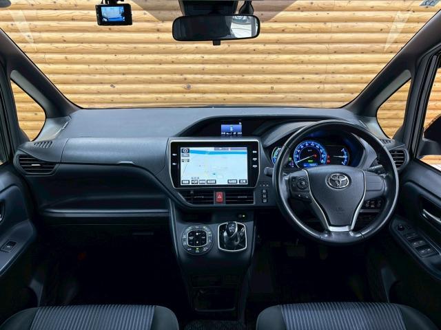 ノア ハイブリッドSi 純正ナビ/フリップダウン/両側電動パワスラ/フルセグ/ETC/バックカメラ/ステアリングリモコン/レーンキープアシスタンス/スマートキー/プッシュスタート/オートライト/フロントフォグランプ(41枚目)