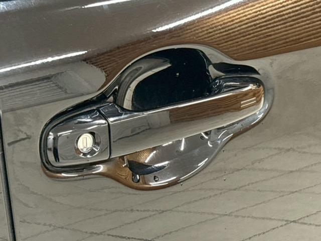 ノア ハイブリッドSi 純正ナビ/フリップダウン/両側電動パワスラ/フルセグ/ETC/バックカメラ/ステアリングリモコン/レーンキープアシスタンス/スマートキー/プッシュスタート/オートライト/フロントフォグランプ(44枚目)