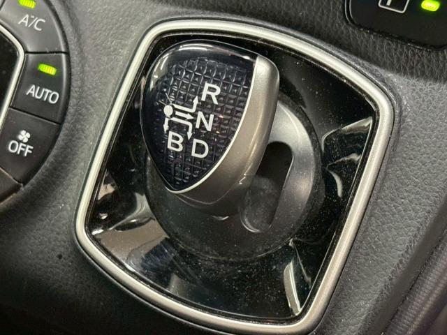 ノア ハイブリッドSi 純正ナビ/フリップダウン/両側電動パワスラ/フルセグ/ETC/バックカメラ/ステアリングリモコン/レーンキープアシスタンス/スマートキー/プッシュスタート/オートライト/フロントフォグランプ(49枚目)