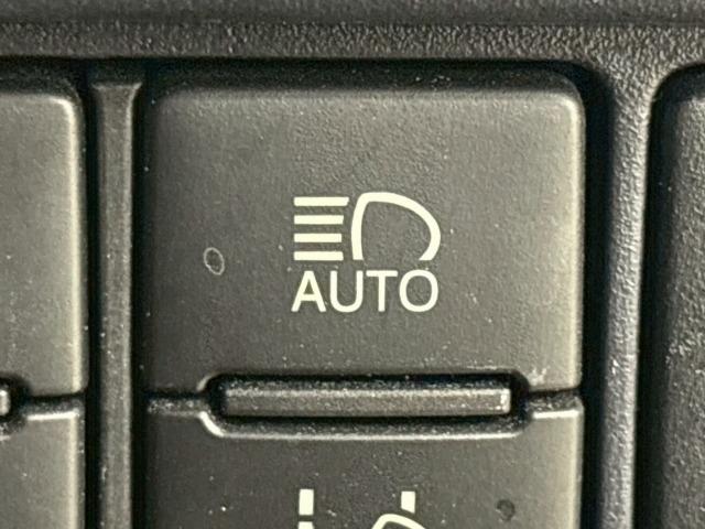 ノア ハイブリッドSi 純正ナビ/フリップダウン/両側電動パワスラ/フルセグ/ETC/バックカメラ/ステアリングリモコン/レーンキープアシスタンス/スマートキー/プッシュスタート/オートライト/フロントフォグランプ(57枚目)