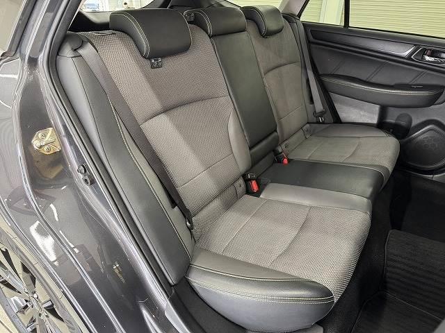 セカンドシートはリクライニング可能でくつろぎの空間。大人二人が乗っても十分なスペースが確保されております。