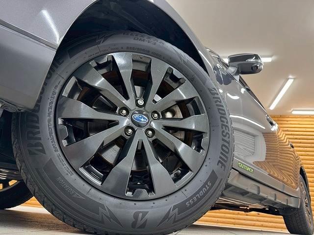 【純正１８インチホイール】を装備しております。バランスのとれたアルミで高速走行も安定性が高くなっております。