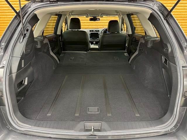 広々としたラゲッジルームはレジャーにも大活躍です！！