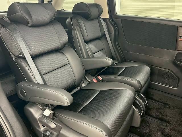 セカンドシートはリクライニング可能でくつろぎの空間。大人二人が乗っても十分なスペースが確保されております。オットマンも付いています！