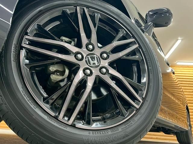 【純正１８インチホイール】を装備しております。バランスのとれたアルミで高速走行も安定性が高くなっております。