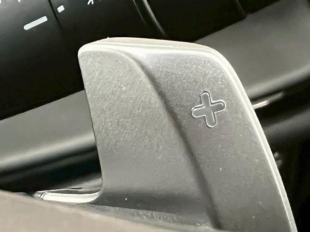 ドライバーの任意でシフトチェンジ可能、操作性に優れた「パドルシフト」を装備。