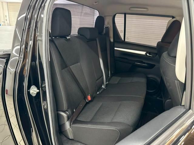 セカンドシートはリクライニング可能でくつろぎの空間。大人二人が乗っても十分なスペースが確保されております。