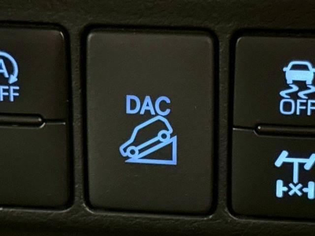 【ダウンヒルアシストコントロール】スイッチひとつで降坂時の車速を低車速にキープ。安定走行をサポートすることで急な下り坂で