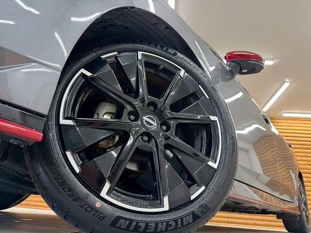 オーラ ニスモ　レカロシート／コネクトナビ／プロパイロット／ワイヤレス充電／コーナーセンサー／ブラインドスポットモニター／スマートキー／プッシュスタート／ＡｐｐｌｅＣａｒＰｌａｙ／パーキングアシスト／オートホールド（11枚目）