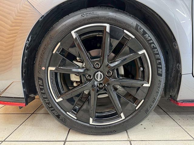 オーラ ニスモ　レカロシート／コネクトナビ／プロパイロット／ワイヤレス充電／コーナーセンサー／ブラインドスポットモニター／スマートキー／プッシュスタート／ＡｐｐｌｅＣａｒＰｌａｙ／パーキングアシスト／オートホールド（25枚目）