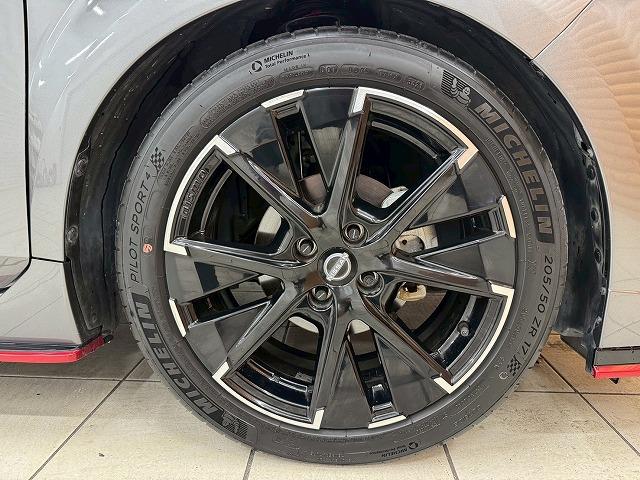 オーラ ニスモ　レカロシート／コネクトナビ／プロパイロット／ワイヤレス充電／コーナーセンサー／ブラインドスポットモニター／スマートキー／プッシュスタート／ＡｐｐｌｅＣａｒＰｌａｙ／パーキングアシスト／オートホールド（27枚目）